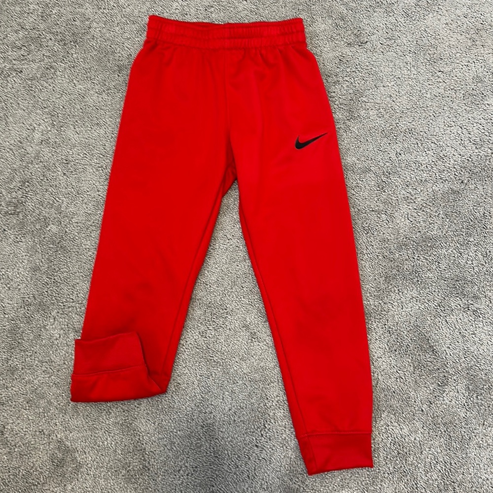 Nike kids therma fit jogger size 7